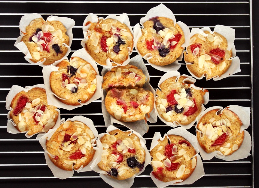 Fruchtmuffins mit Erdbeeren