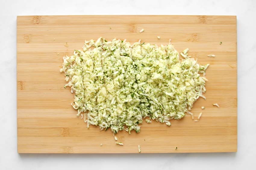 Geraspelte Zucchini auf Brett