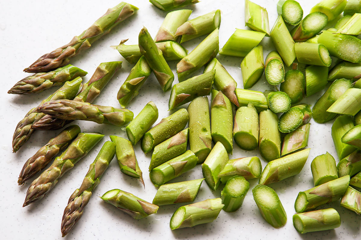 Geschnittener grüner Spargel für Risotto