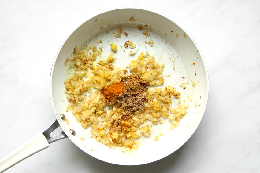 Zwiebel und Gewürze in Pfanne