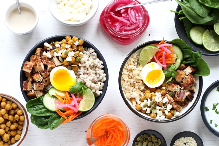 Grain Bowls mit Bulgur und Kichererbsen