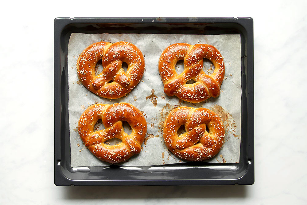 Gebackene Brezen auf Blech