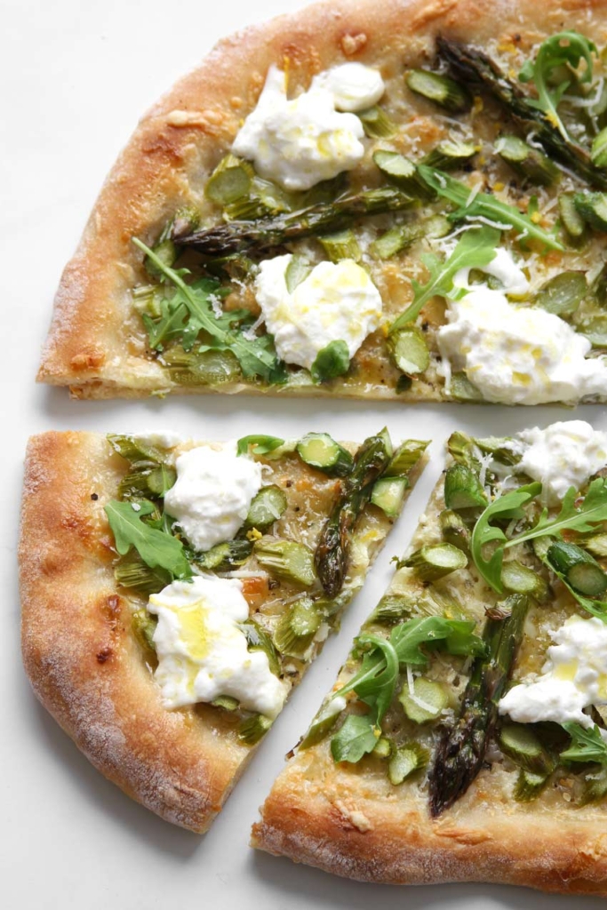 Spargelpizza mit Burrata
