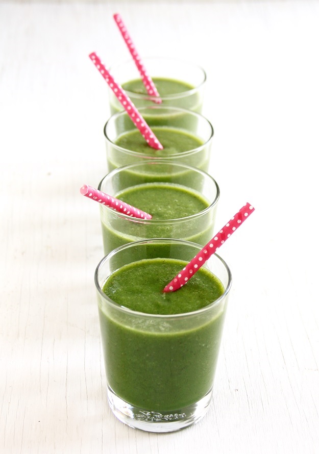 Grüner Smoothie mit grell grüner Farbe Rezept