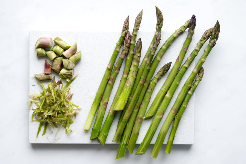 Geputzter Spargel auf Brett