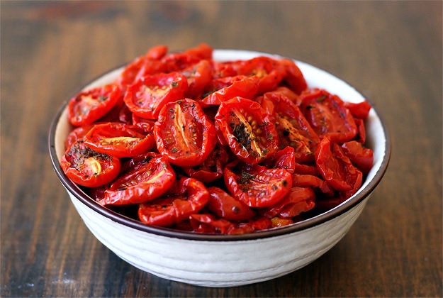 Rezept für halbgetrocknete Tomaten (Pomodori semi secchi), fertig in 2 Stunden im Backofen.