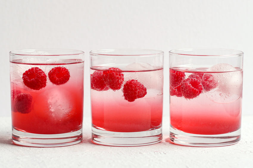 Drei Gläser mit Himbeer Shrub