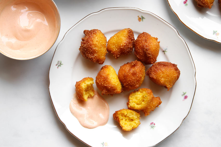 Hush Puppies mit Sriracha Dip