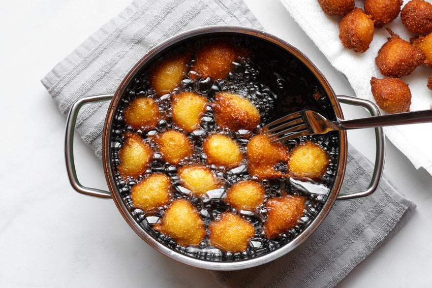 Maisbällchen in Öl frittieren