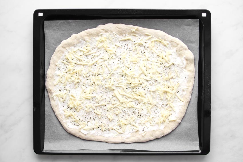 weiße Pizza auf Blech