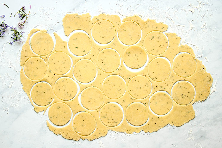 Kekse mit frischen Kräutern machen Rezept