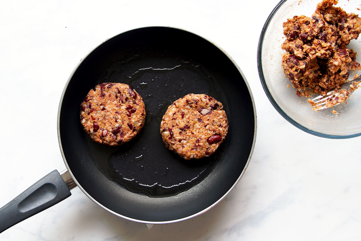 Kidneybohnen Burger Patty in Pfanne Rezept