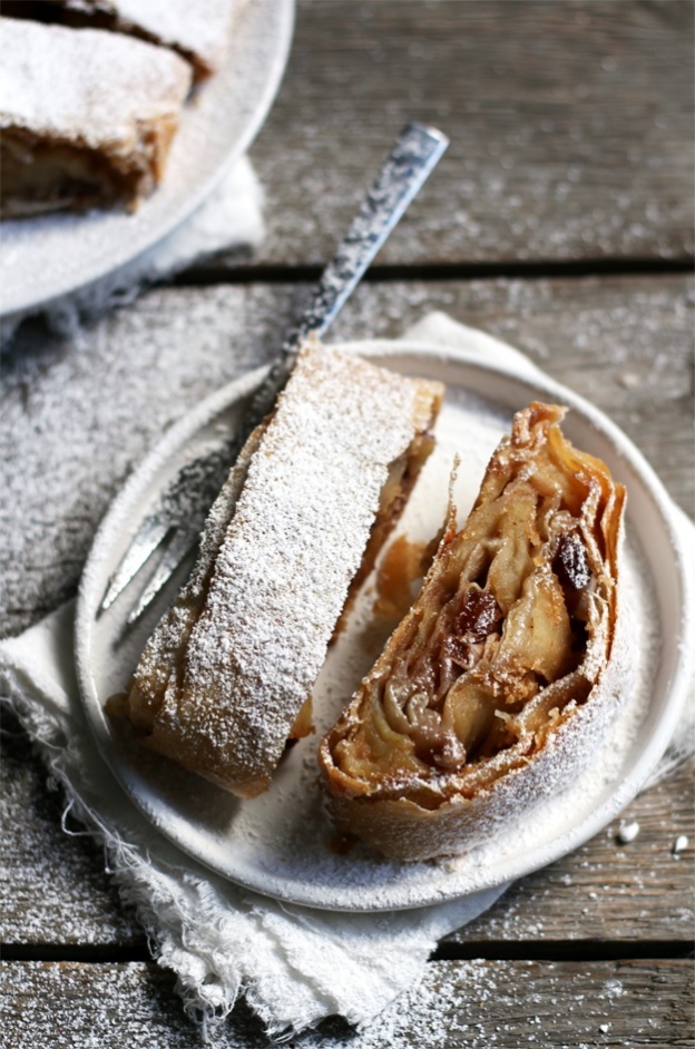 Klassischer Apfelstrudel mit gezogenem Strudelteig Rezept » Taste of Travel