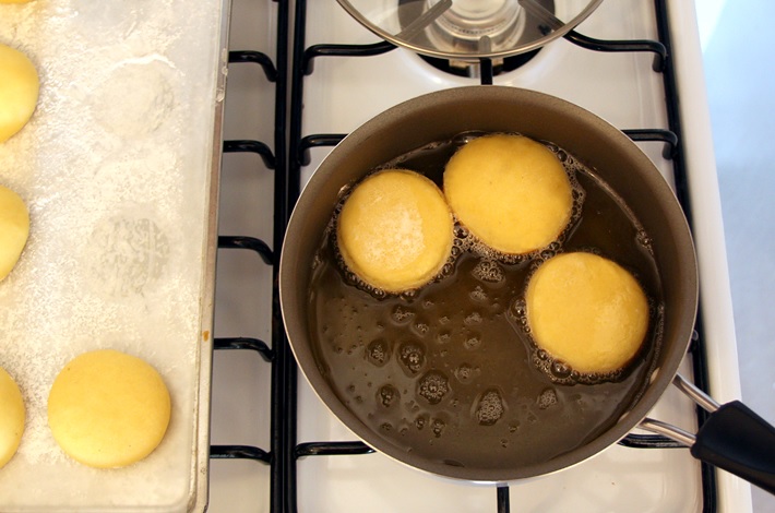 Krapfen in Fett frittieren