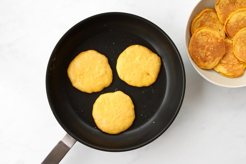 Kürbis Pancakes in Pfanne