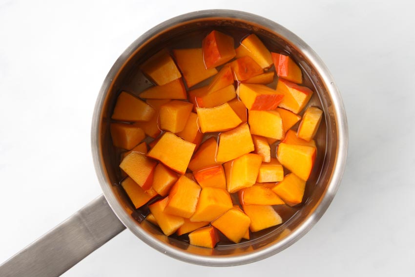 Kürbis in Topf kochen