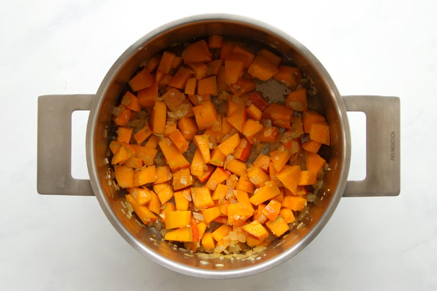 Kürbis und Zwiebel in Topf