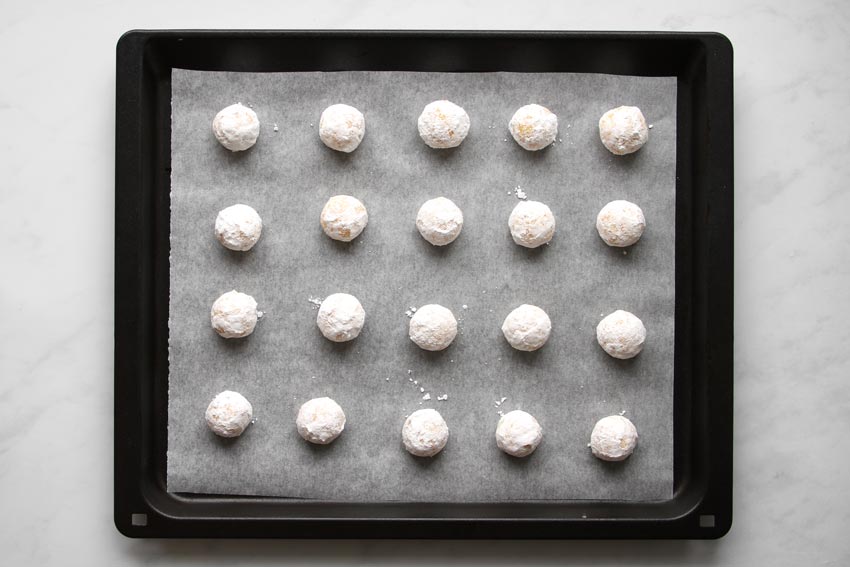 Zuckrige Teigkugeln auf Blech