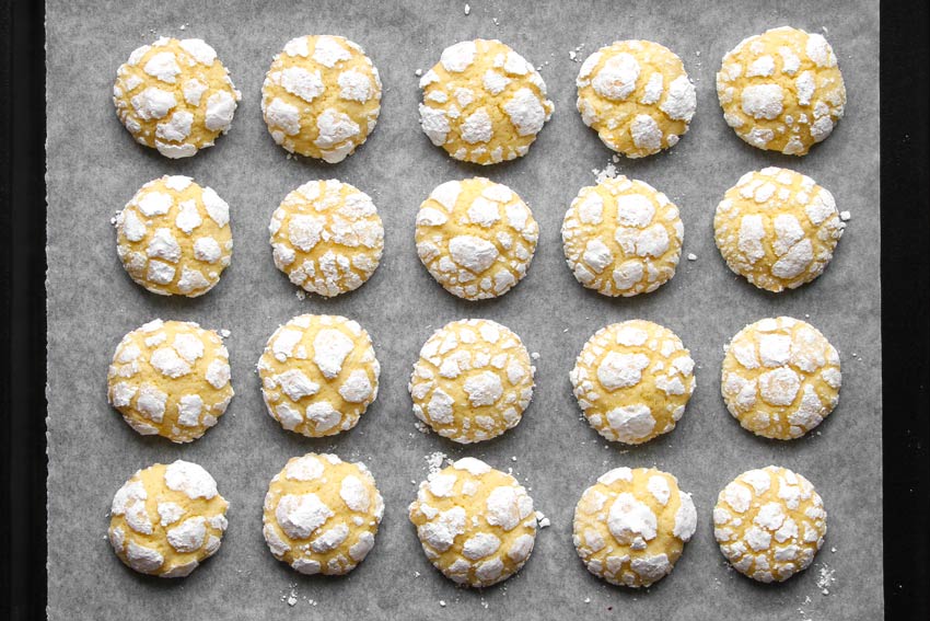 Zitronenkekse auf Blech