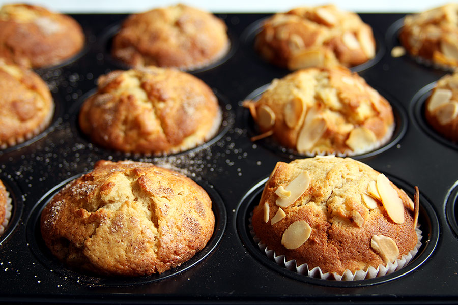 Gebackene Apfelmuffins mit Zimtzucker und Mandelblättchen