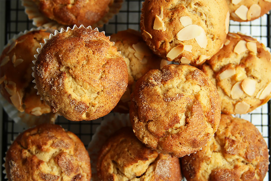 Saftige Apfelmuffins auf Gitter