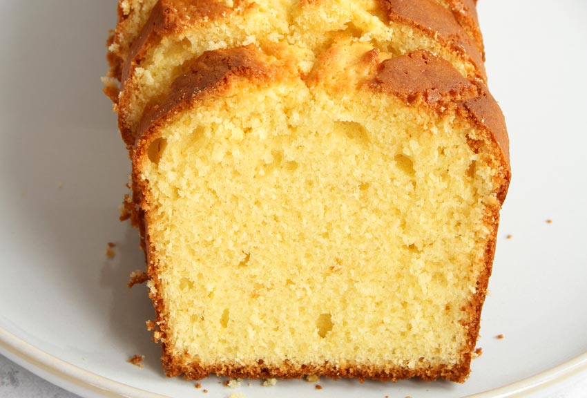 Luftiger Zitroenenkuchen auf Teller
