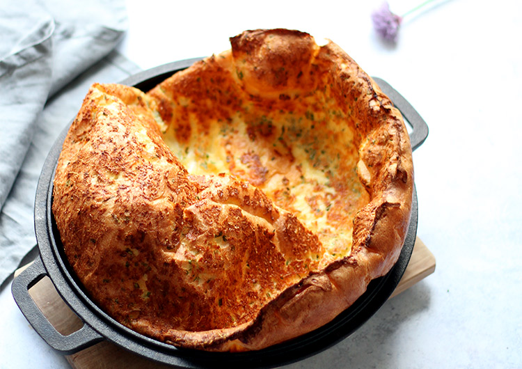 Luftiges Dutch Baby mit Käse Rezept