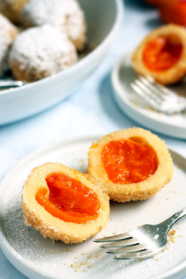 Marillenknödel mit Topfenteig Rezept