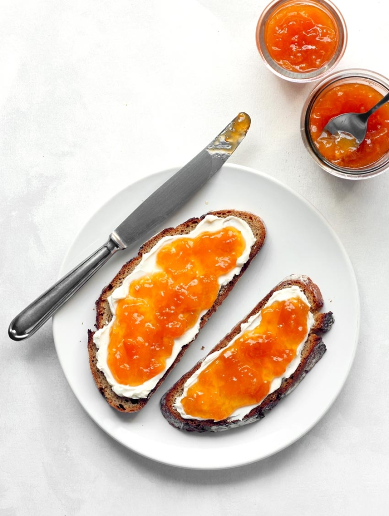 Marillenmarmelade auf Brot