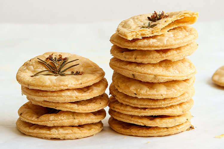 Mürbteig Kekse mit frischen Kräutern Rezept