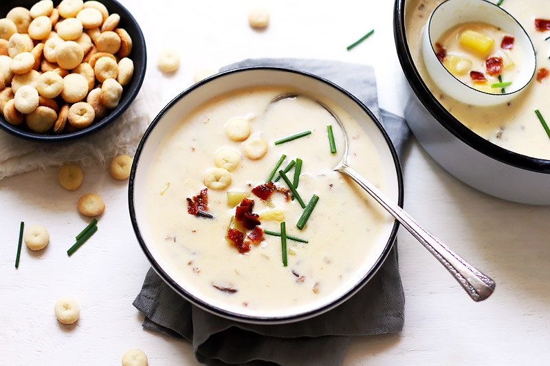 New England Clam Chowder in Schüssel mit Löffel