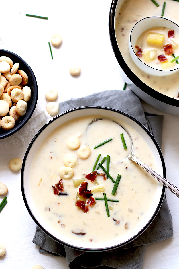 New England Mushroom Chowder in Schüssel mit Löffel