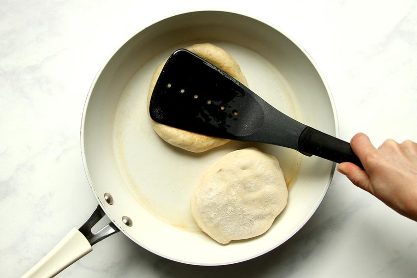 Hotteok flachdrücken