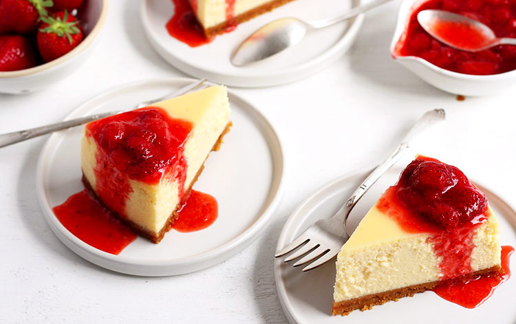 Original New York Cheesecake mit Erdbeersauce Rezept