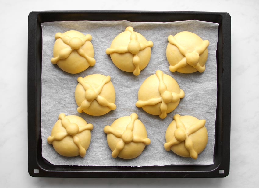 Pan de Muerto auf Blech