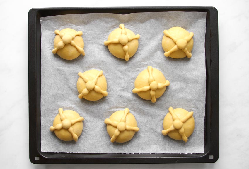 Pan de Muerto auf Blech
