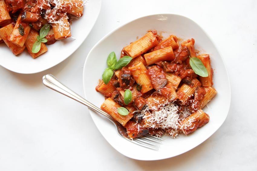 Pasta alla Norma mit Parmesan