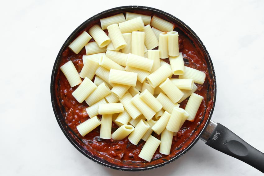 Rigatoni in Pfanne mit Sauce