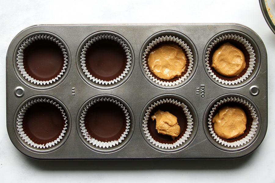 Erdnussfüllung in Cups