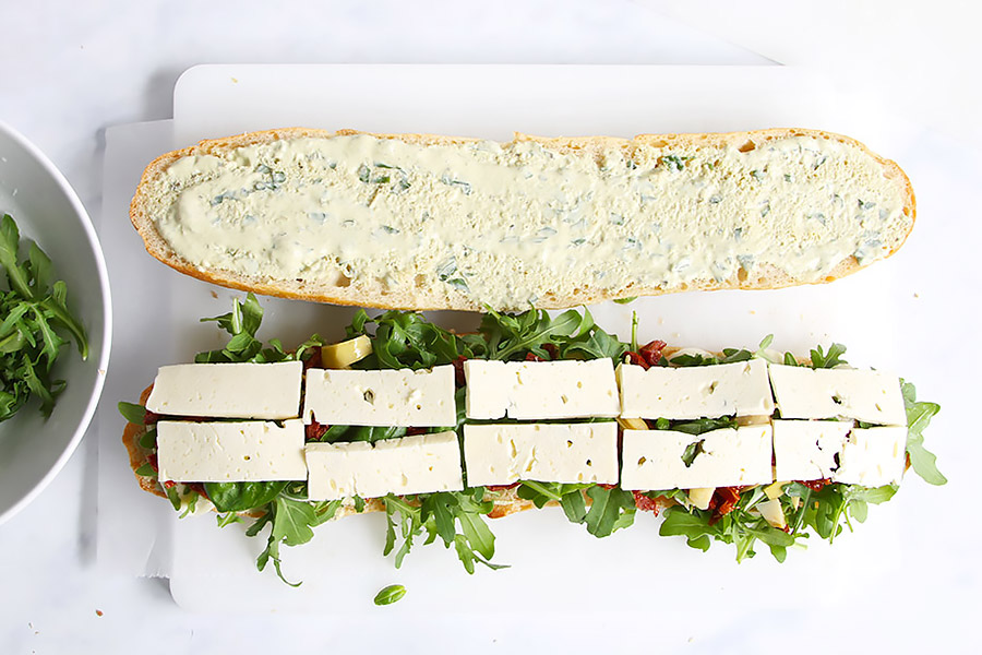 Picknick Sandwich mit Käse Tomaten Rucola