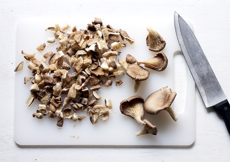 Austernpilze auf Schneidebrett für Kartoffel-Pilz Chowder Rezept