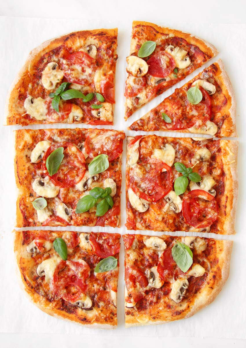 Pizza Funghi mit frischen Champignons