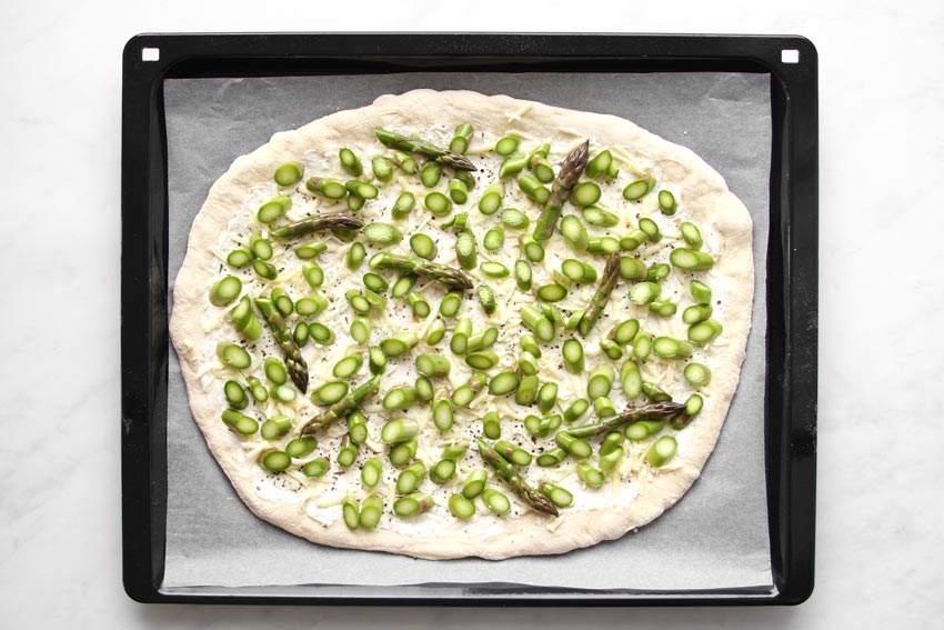 Pizza mit Spargelstücken
