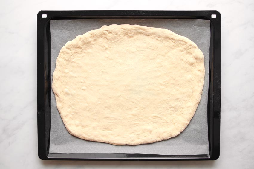 ausgezogener Pizzateig