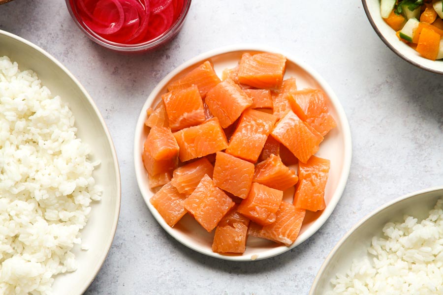 Poke Bowl mit geräuchertem Seesaibling