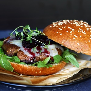 Portobello-Burger auf Brioche Buns