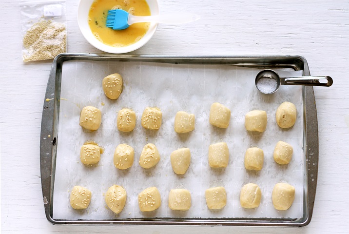 Pretzel Bites mit Wasser und Natron pepinselt