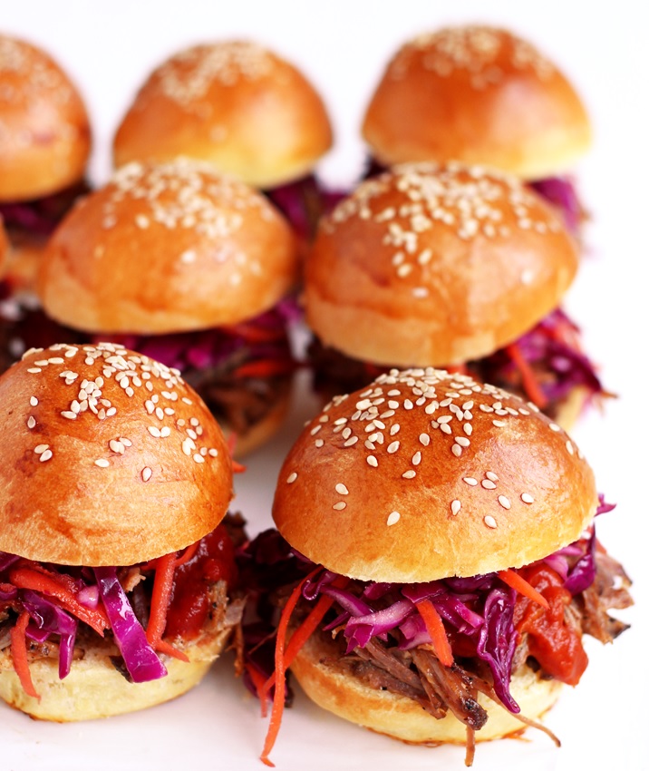 Pulled Pork Sandwich mit Coleslaw und BBQ Sauce