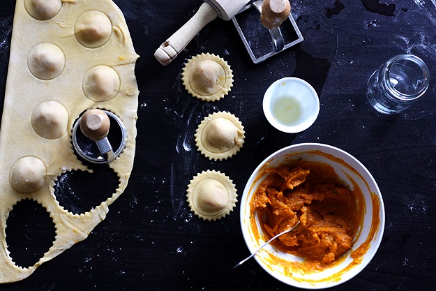 Ravioli mit einem Ravioli-Stempel ausstechen