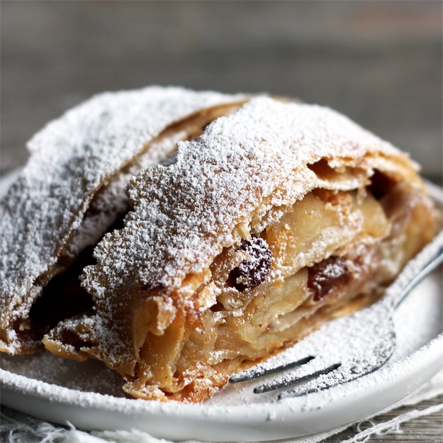 Apfelstrudel mit gezogenem Strudelteig